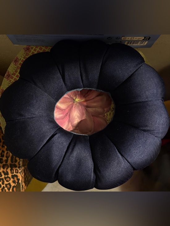 Hair Care & Bath Bundle Srt with Flower Pillow and 12 Pampered Products - Picture 16 of 16